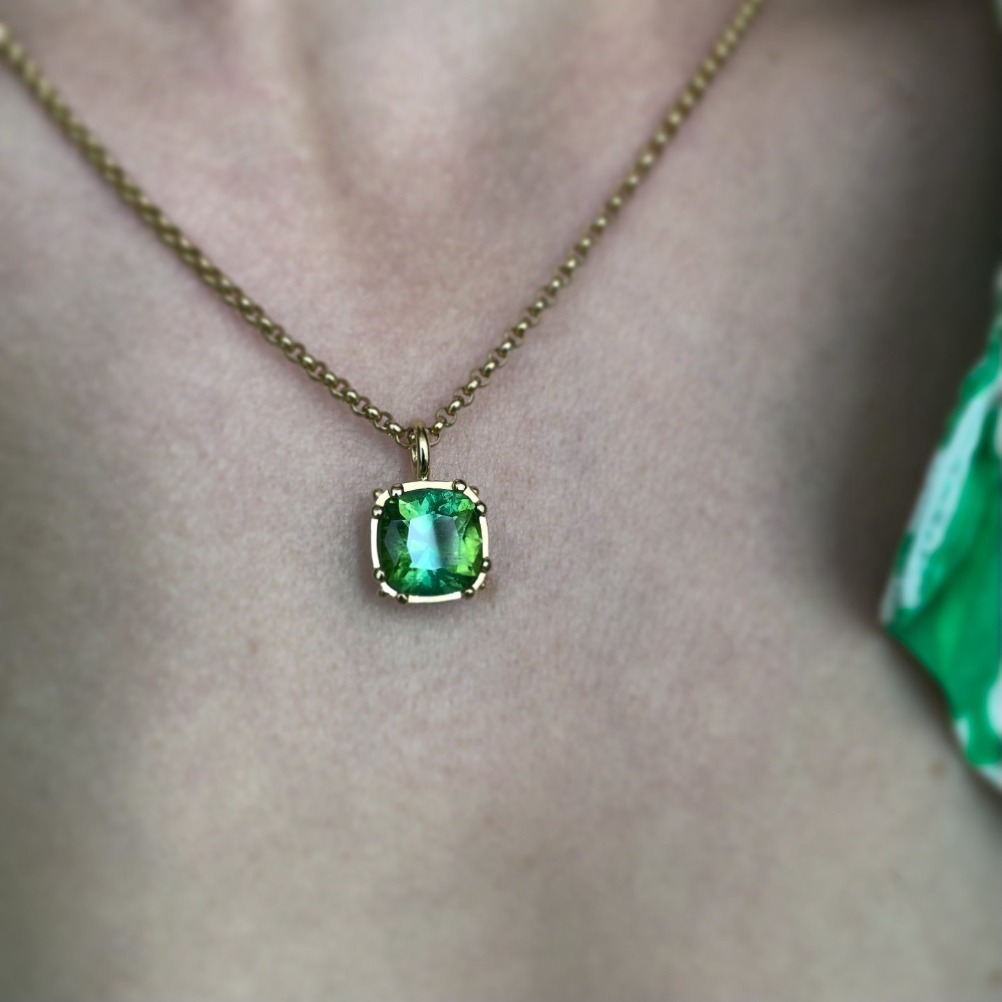 Halsschmuck-Anhaenger-Gruen